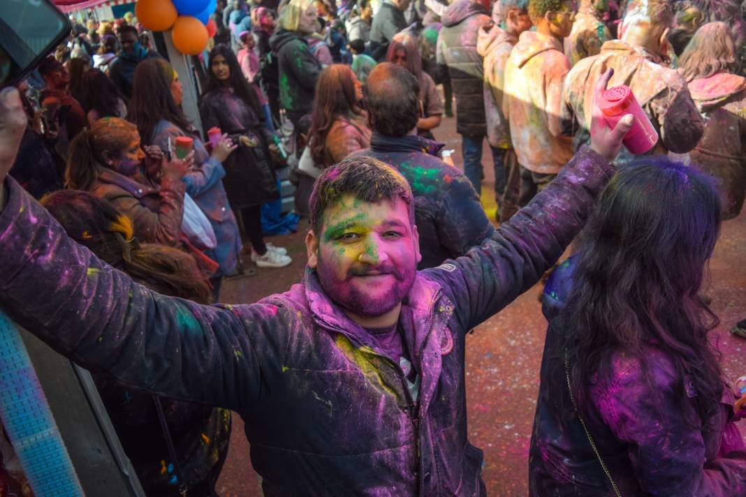 Bu kadar renklere boyanmış festival görmediniz! Baharın gelişini böyle kutladılar 4